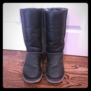 UGG Women Classic Leather Boot- Size 9